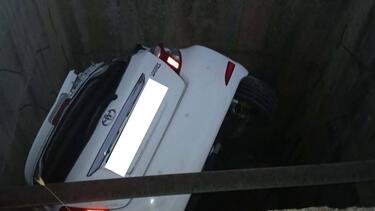Άγιο είχε νεαρός οδηγός – Έσκασε το λάστιχο και το αυτοκίνητο κατέληξε σε ακάλυπτο συλλεκτήρα