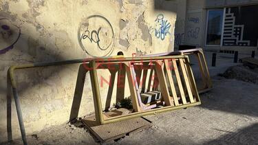 Εικόνες εγκατάλειψης: «Σκουπιδότοπος» το Μποδοσάκειο λίγο πριν χτυπήσει το πρώτο κουδούνι (φωτογραφίες)