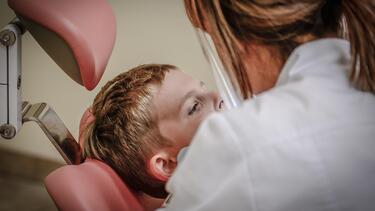 Επιστρέφει το Dentist Pass: Δωρεάν οδοντιατρικοί έλεγχοι για 300.000 παιδιά