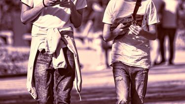Τι είναι το «Phubbing»: Ο όρος στην αργκό για τη συμπεριφορά που βλάπτει τις σχέσεις
