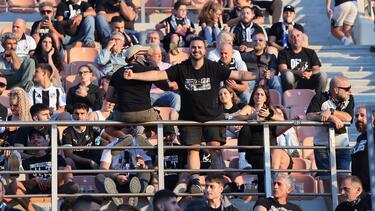 Τι ωραία που τεντώνει το σεντόνι - Τρομερή ατμόσφαιρα στο Παγκρήτιο από τον κόσμο του ΟΦΗ (φωτογραφίες)