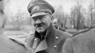 Ο Χίτλερ σκηνοθέτησε τον θάνατό του, λέει πρώην πράκτορας της CIA