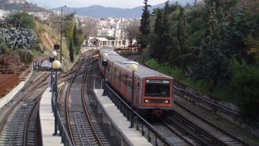 Συρμός του ηλεκτρικού στο Μοσχάτο έβγαζε καπνούς