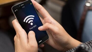 Νόμος συνδέει την IP του σπιτιού σου με το ΑΦΜ: Πού θα πέσουν πρόστιμα - Προβλήματα με το free WiFi