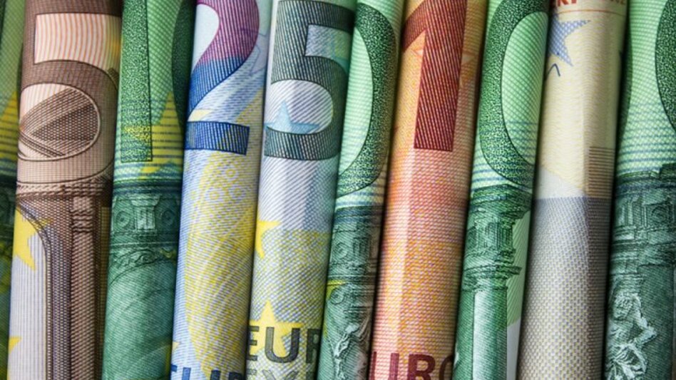 Επιστρεπτέα προκαταβολή: Τι κερδίζουν 700.000 επαγγελματίες από τις 96 δόσεις