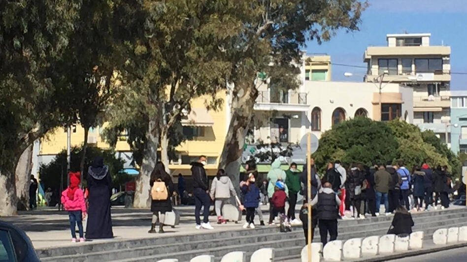 "Ουρά" για τα rapid tests - Στην πλατεία Ελευθερίας και ο εμβολιασμός με το... ταίρι 