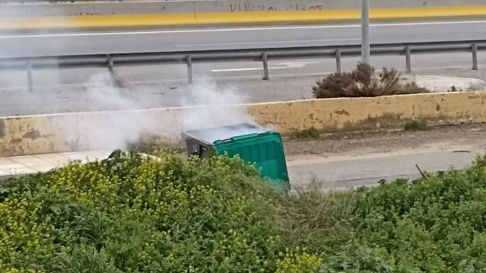 Πέταξαν αναμμένα κάρβουνα μέσα σε κάδο απορριμμάτων 