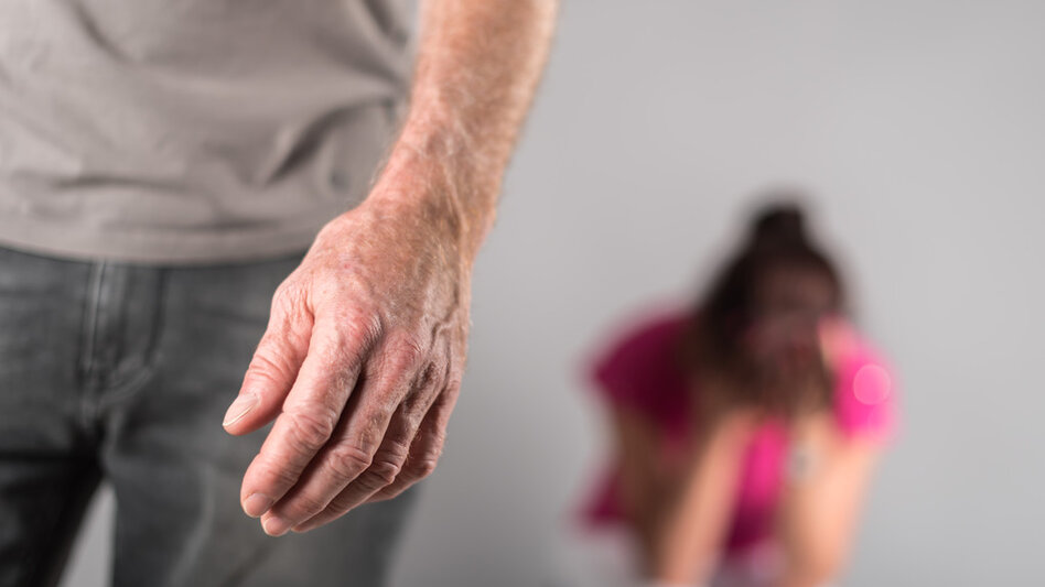 Για απειλές κι εξύβριση κατήγγειλε τον σύντροφο της μητέρας της