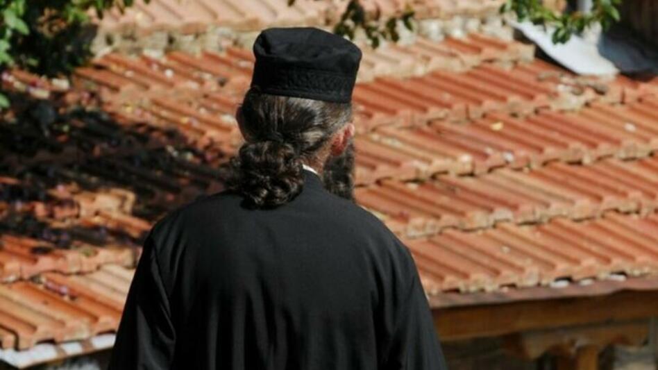 "Στο ρασοφόρο δάσκαλο με ευγνωμοσύνη"