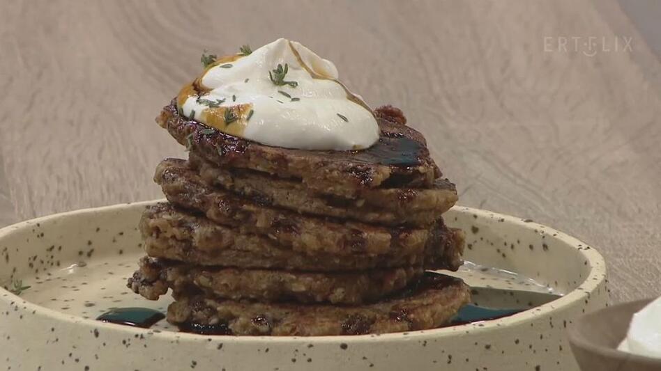 Πολύσπορα pancakes με γαλοτύρι και χαρουπόμελο