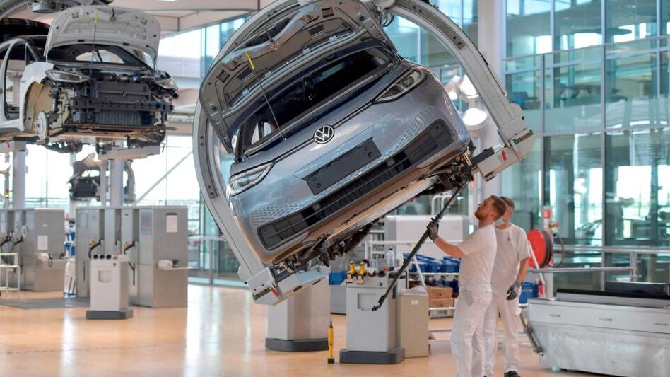 Μάχη με τον χρόνο και την… Tesla δίνει η Volkswagen
