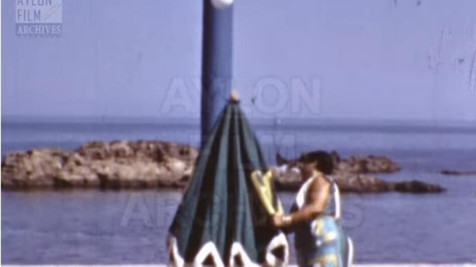 Σε μια παραλία στη Χαλέπα ... το 1962!