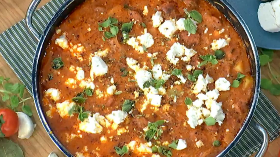 Σαγανάκι με λουκάνικο, πατάτες και ξυνομιζήθρα! 