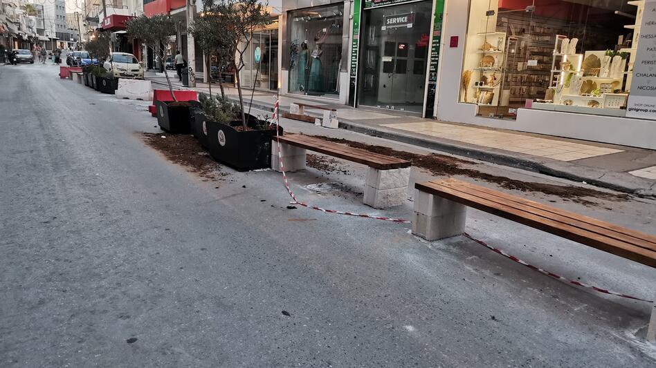 Πώς καταστράφηκαν τελικά τα παγκάκια;