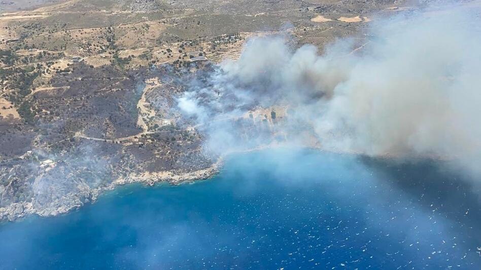 Φωτιά στο Ροδάκινο: Σε επιφυλακή ισχυρές δυνάμεις που παραμένουν στο σημείο