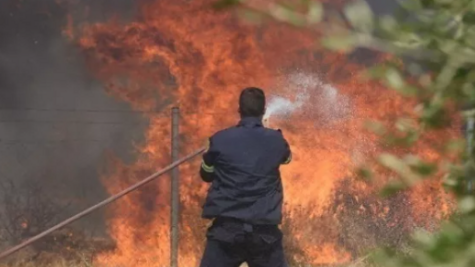 Στο πόδι η πυροσβεστική για φωτιά στη Σπίνα