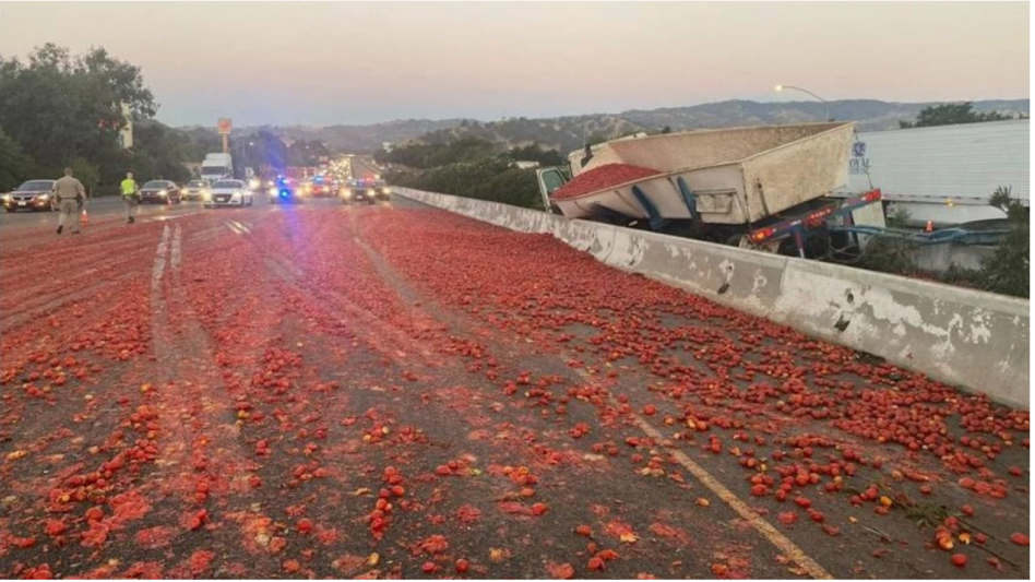 Αυτοκινητόδρομος στη Καλιφόρνια γέμισε... ντομάτες