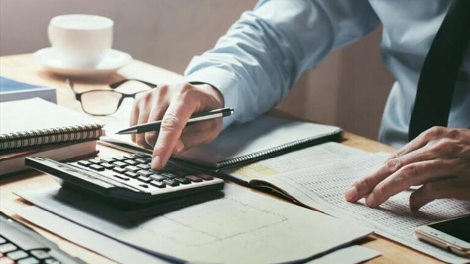 ΑΑΔΕ: Ερχεται «ξεσκόνισμα» εκατομμυρίων οφειλετών με πλειστηριασμούς και κατασχέσεις