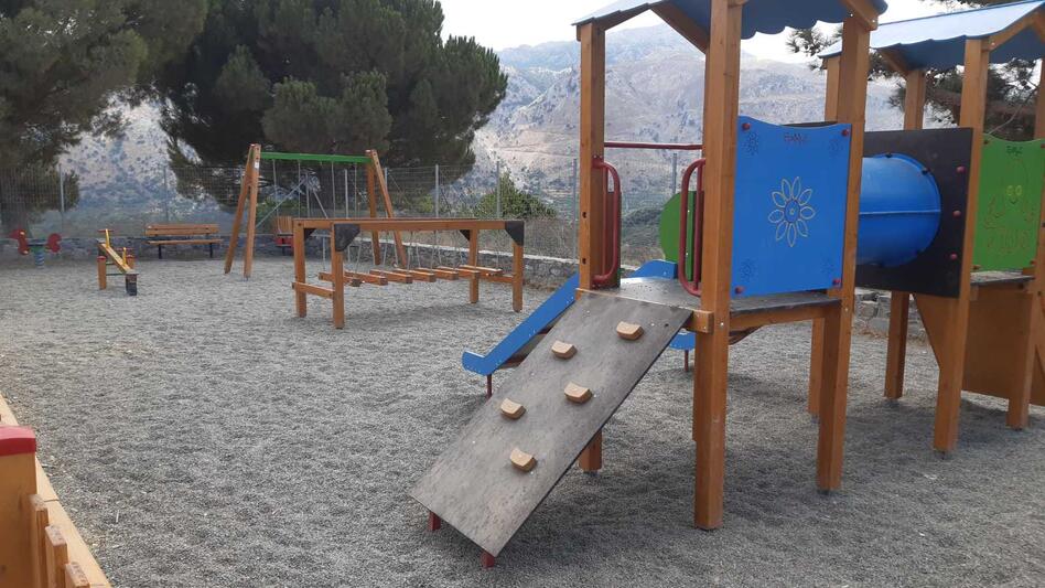 Ολοκληρώθηκε η νέα παιδική χαρά στους Ασκούς του Δήμου Μινώα