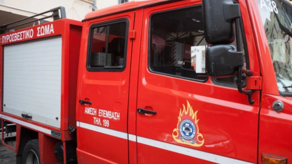  Φωτιά στην είσοδο πολυκατοικίας στο Νέο Κόσμο