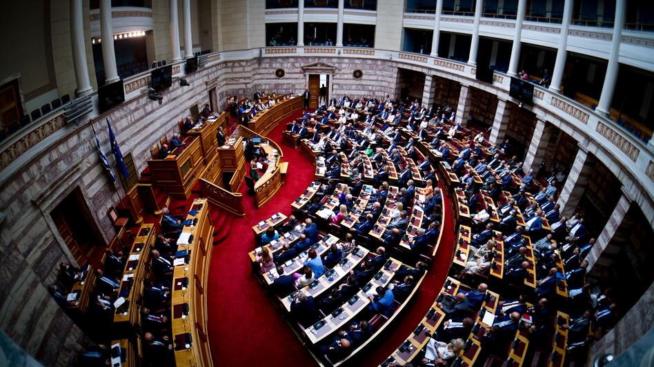 "Θύελλα" στη Βουλή για τις παρακολουθήσεις