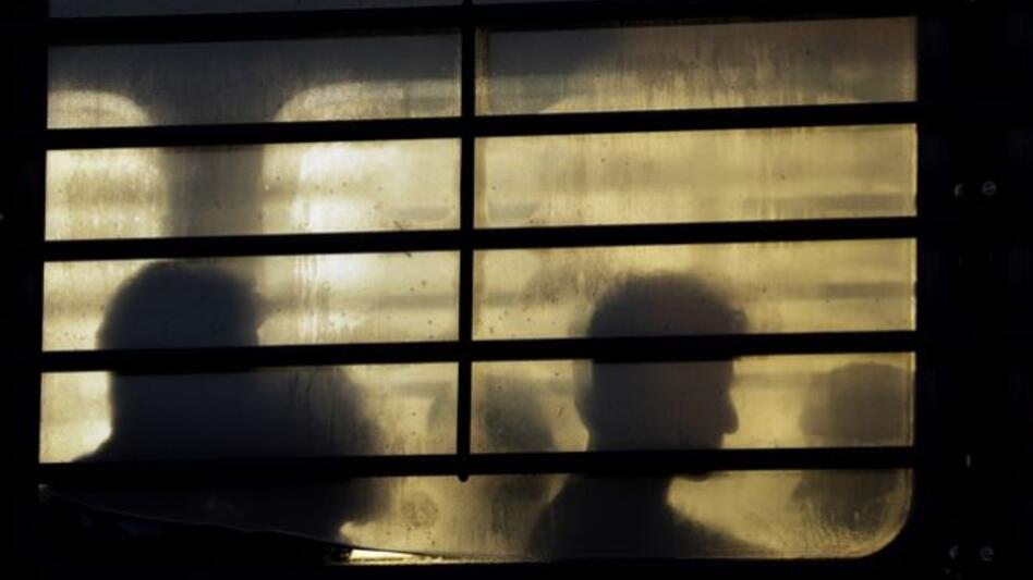 Λεωφορεία αποβίβασαν μετανάστες κοντά στο σπίτι της αντιπροέδρου Κάμαλα Χάρις