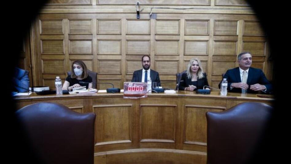Υποκλοπές: Ένα βήμα πίσω από την κυβέρνηση – Η Βουλή καλεί σε ακρόαση τους εμπόρους του Predator