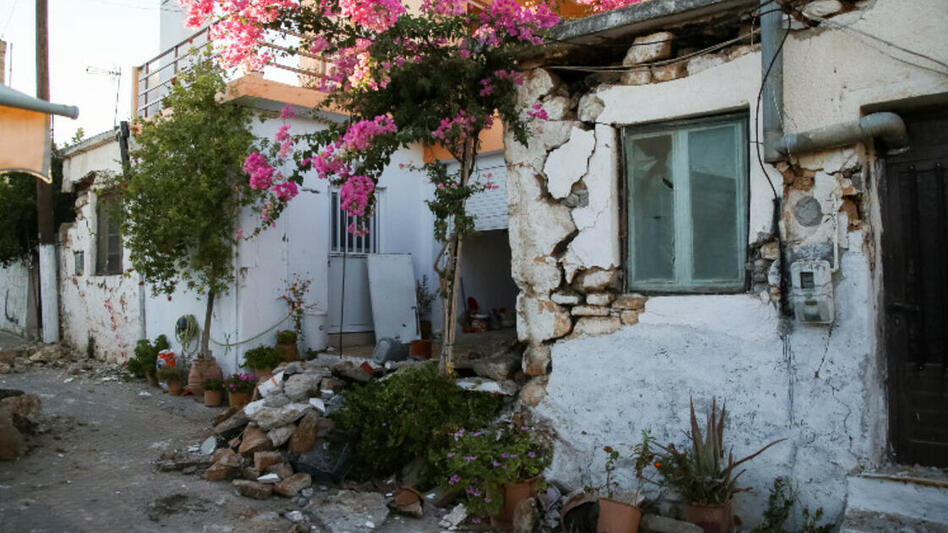 Σεισμόπληκτοι στο Αρκαλοχώρι καταγγέλλουν ότι τους κατασχέθηκε το ποσό της κρατικής αρωγής