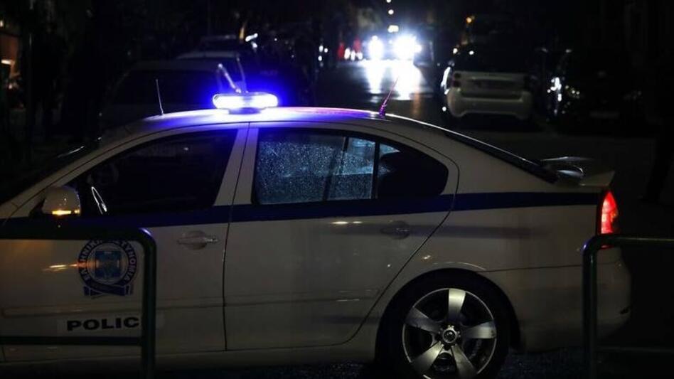 Έριξε το αυτοκίνητό του σε 6 παρκαρισμένα οχήματα, το κλείδωσε και έφυγε...