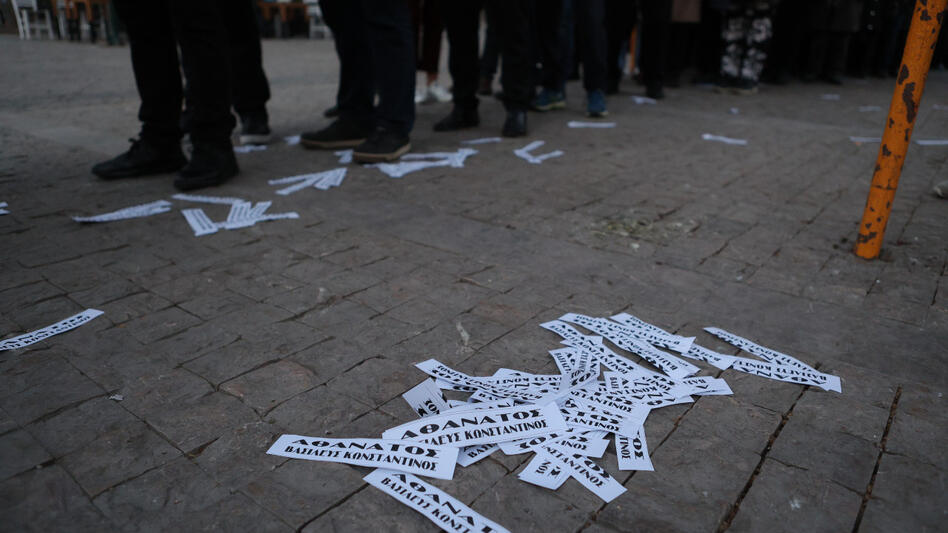 Κωνσταντίνος Γλύξμπουργκ: Φέιγ βολάν και συνθήματα έξω από το Παρεκκλήσι της Μητρόπολης Αθηνών