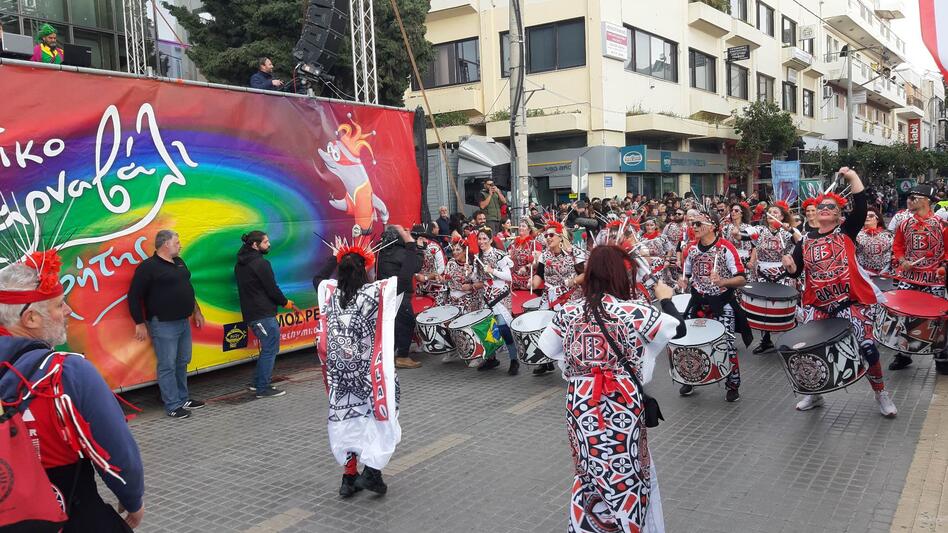 Με κέφι, πλήθος κόσμου και μηνύματα η επιστροφή του «Ρεθεμνιώτικου Καρναβαλιού»