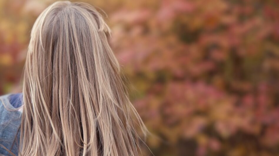 Όχι μόνο με χαμομήλι: 5 υλικά για να ανοίξεις φυσικά τα μαλλιά