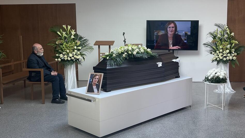 Στο Αποτεφρωτήριο Ριτσώνας ο «τελευταίος αποχαιρετισμός» στην Μυρσίνη Ζορμπά