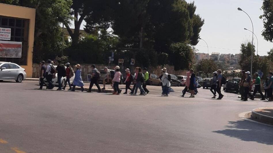 Κάθε εκατό μέτρα και... τουρίστες!