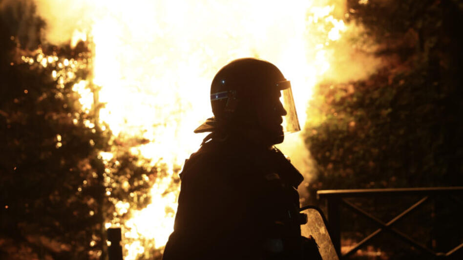 Επίθεση στο σπίτι δημάρχου πόλης κοντά στο Παρίσι, τη νύχτα!