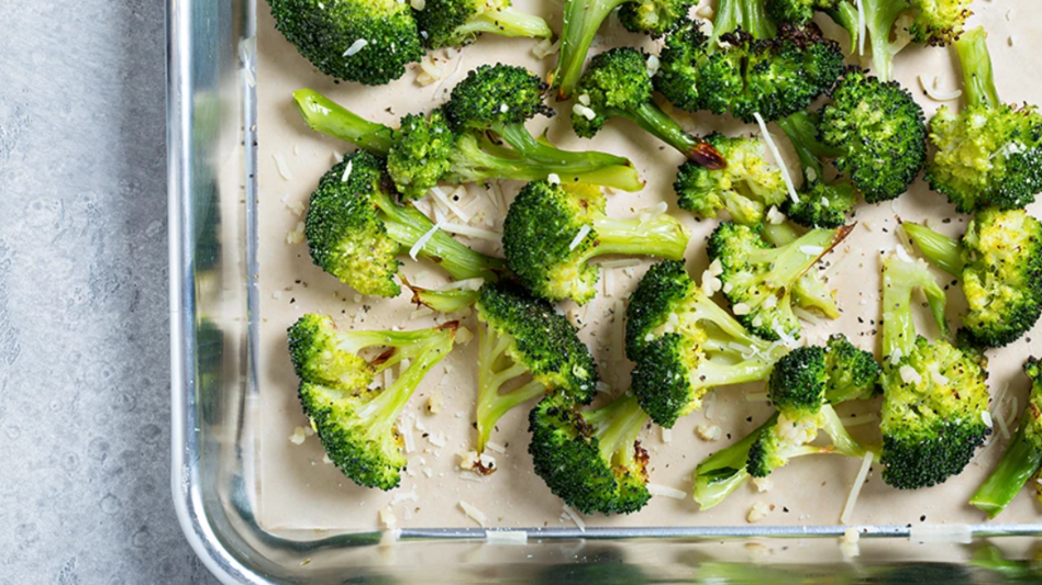 Ψητό μπρόκολο με σκόρδο και παρμεζάνα