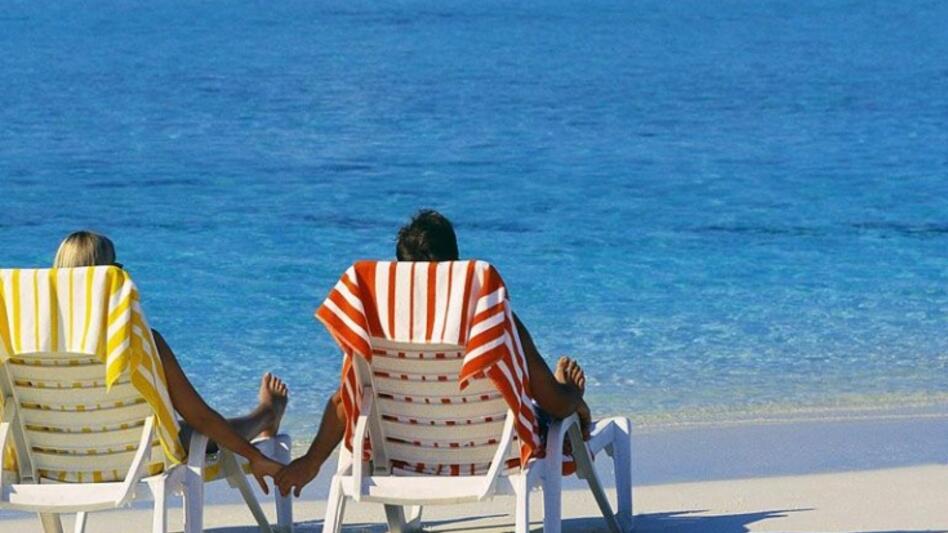 Οι «αγκαζαρισμένες» ξαπλώστρες στις παραλίες