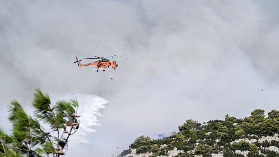 Σε απόσταση 100 με 200 μέτρα η φωτιά από τη λεωφόρο Πάρνηθος 