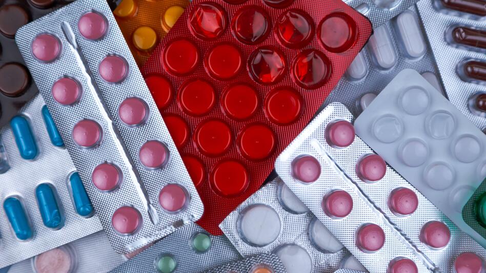 Μάχη για να προλάβουν τις ελλείψεις φαρμάκων πριν τις ιώσεις και τη γρίπη