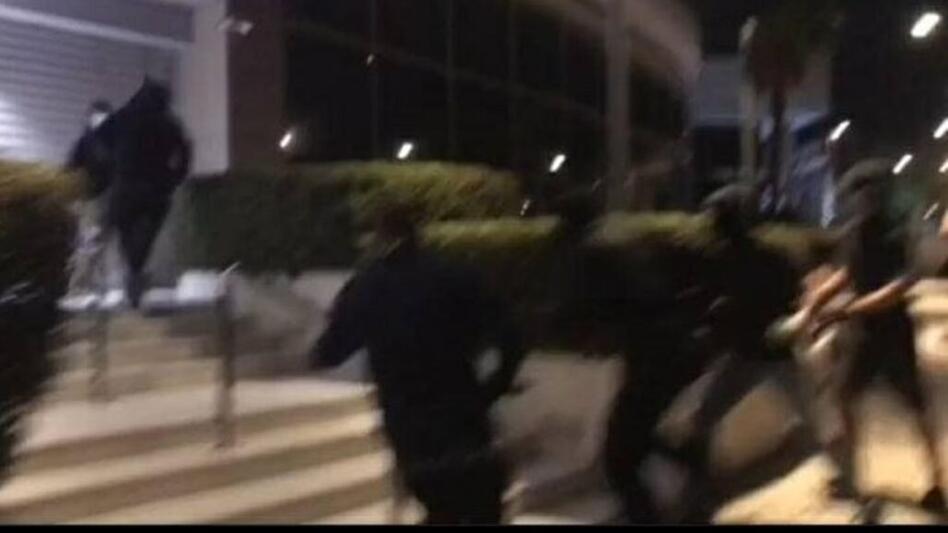 Μέλη του Ρουβίκωνα προκάλεσαν φθορές στα γραφεία της Αttica Group στην Καλλιθέα