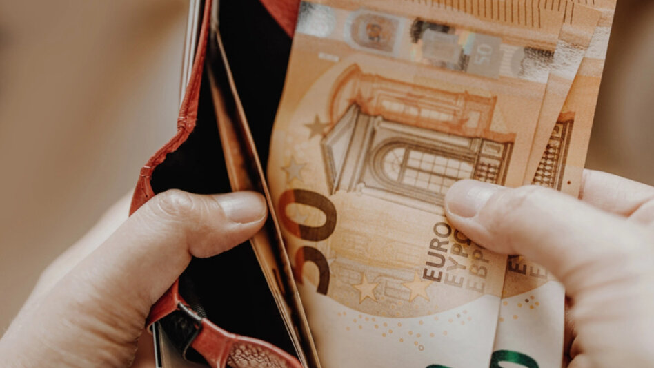 Διπλός μποναμάς για τους χαμηλοσυνταξιούχους