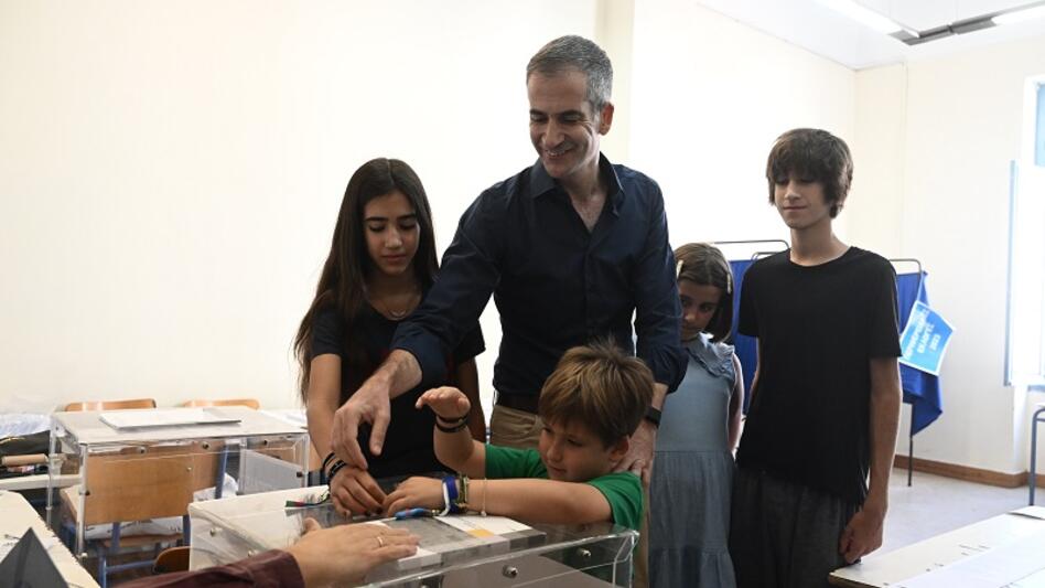 Με όλη την οικογένεια στην κάλπη ο Κώστας Μπακογιάννης