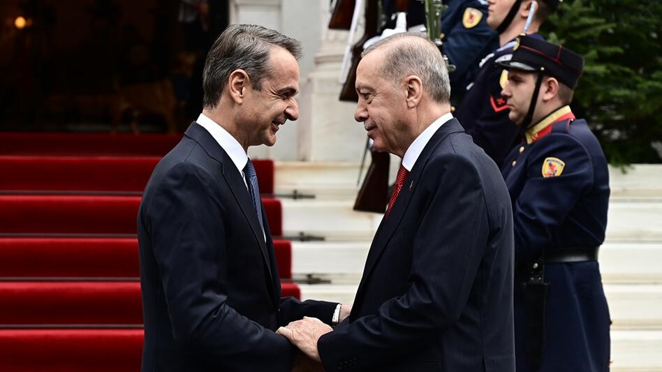 Στο Μέγαρο Μαξίμου ο Ερντογάν: Αντάλλαξε θερμή χειραψία με τον Κ. Μητσοτάκη