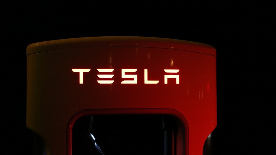 Tesla: Οι πωλήσεις στην Ευρώπη καταρρέουν καθώς αυξάνονται οι αντιδράσεις κατά του Ιλον Μασκ