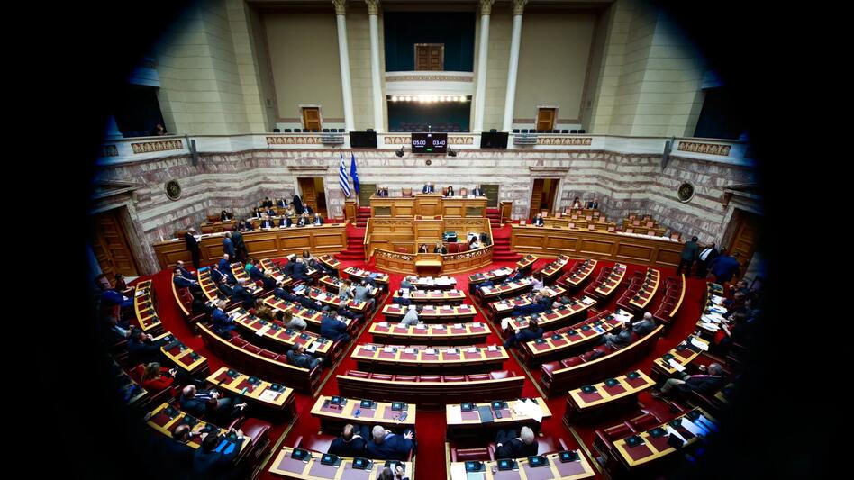 Μέσα στη Βουλή ο προϋπολογισμός, έξω διαδηλώσεις