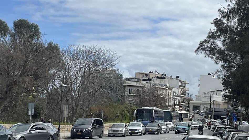 Τα τουριστικά λεωφορεία ένα… αγκάθι στην "καρδιά" της πόλης! 