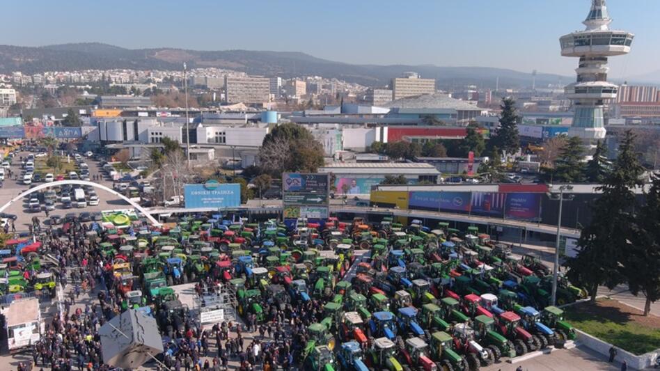Εκατοντάδες τρακτέρ έξω από τη ΔΕΘ – Πρόσθετα μέτρα για τους αγρότες θα ανακοινώσει ο Πρωθυπουργός