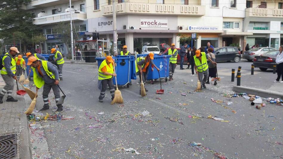 Ρέθυμνο: Μετά τους καρναβαλιστές, η... «παρέλαση» των εργαζομένων της Υπηρεσίας Καθαριότητας