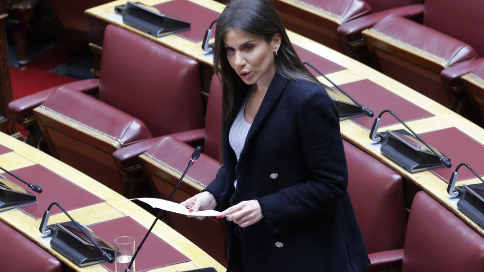 Τί απαντά το Υπουργείο Οικονομικών στην Ελένη Βατσινά για την αναστολή πλειστηριασμών σε βάρος σεισμόπληκτων