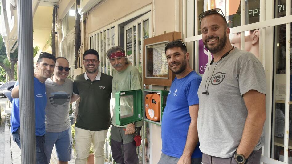 Τώρα βάζουν στόχο τους απινιδωτές – Έκλεψαν τη συσκευή από τους Κουνάβους! 